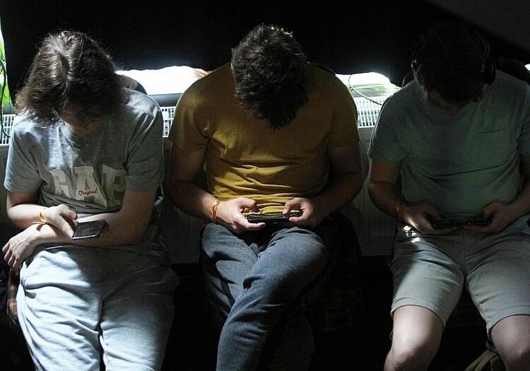 Dobrindt zweifelt an Social-Media-Verbot für Kinder