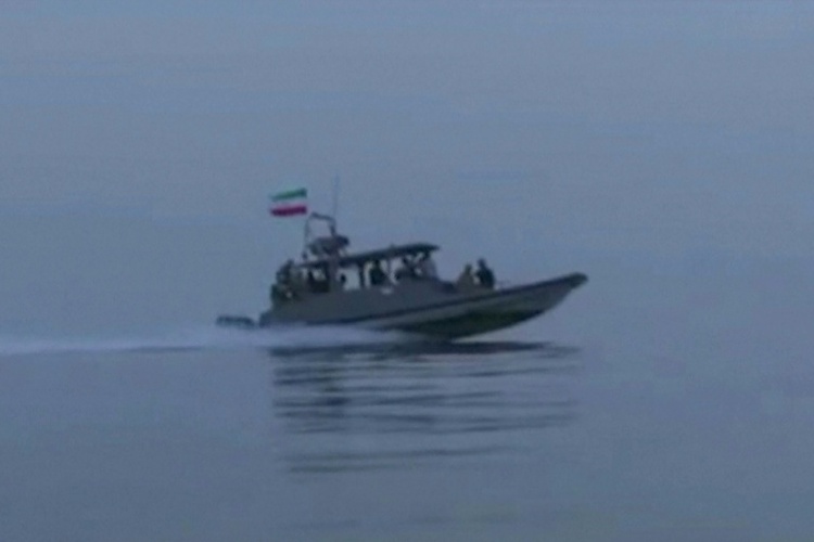 Staatsfernsehen: Iran feuert Warnschüsse auf vier Schiffe in Straße von Hormus ab