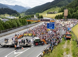 Tausende protestieren am Brenner gegen Verkehrsbelastung - Befürchtetes Chaos bleibt aus