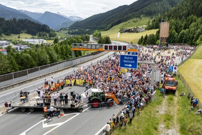Tausende protestieren am Brenner gegen Verkehrsbelastung - Befürchtetes Chaos bleibt aus