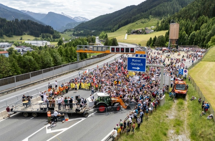 Tausende protestieren am Brenner gegen Verkehrsbelastung - Befürchtetes Chaos bleibt aus