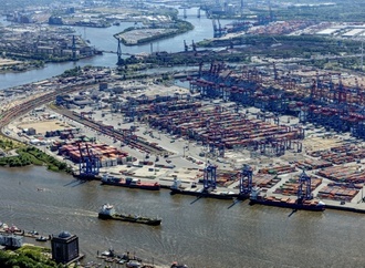 Unfall auf Schiff in Hamburger Hafen: Mann stirbt bei Kranreparatur