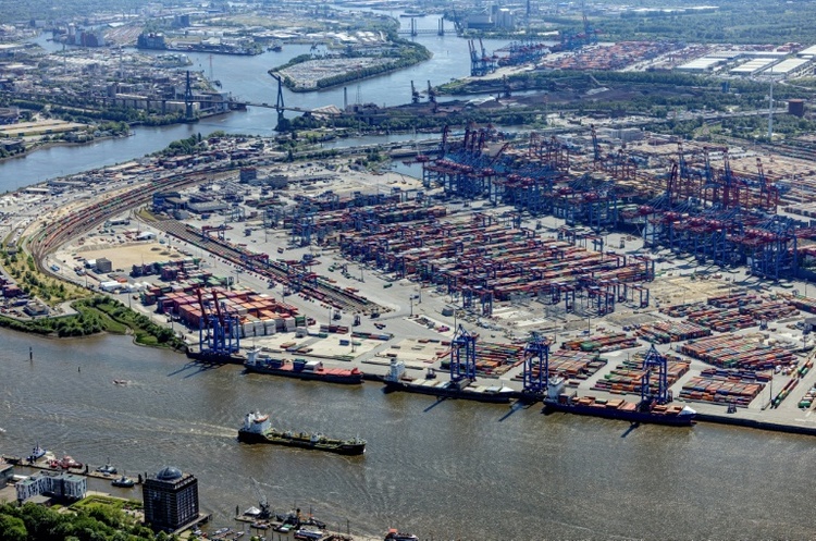Unfall auf Schiff in Hamburger Hafen: Mann stirbt bei Kranreparatur