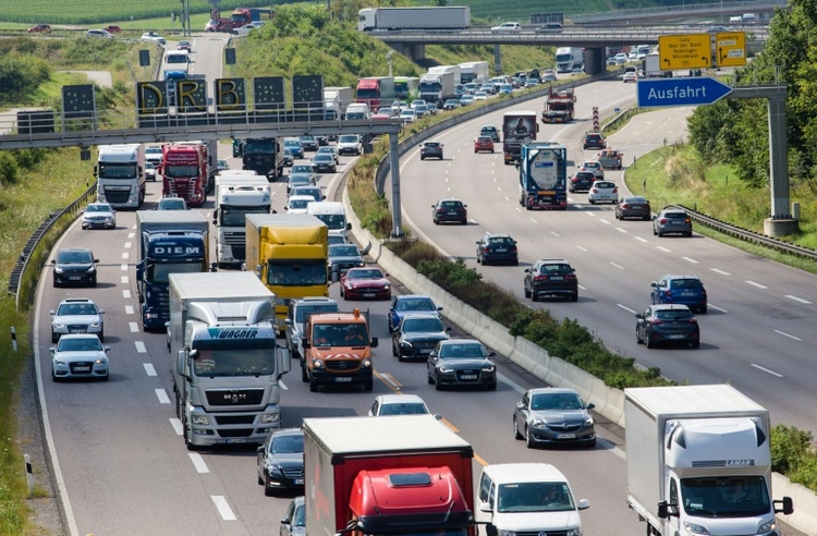 Verkehrsminister Schnieder startet Stellplatz-Informationsdienst für Lkw-Fahrer