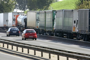 Überfüllte Rastanlagen: Digitaler Informationsdienst zeigt freie Lkw-Parkplätze