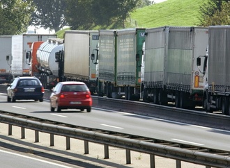 Überfüllte Rastanlagen: Digitaler Informationsdienst zeigt freie Lkw-Parkplätze