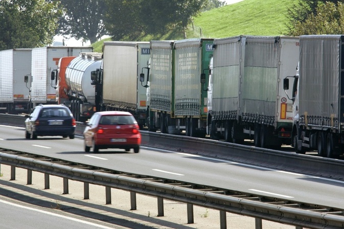 Überfüllte Rastanlagen: Digitaler Informationsdienst zeigt freie Lkw-Parkplätze