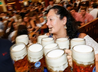 Maß Bier auf Münchner Oktoberfest kostet bis zu 15,90 Euro
