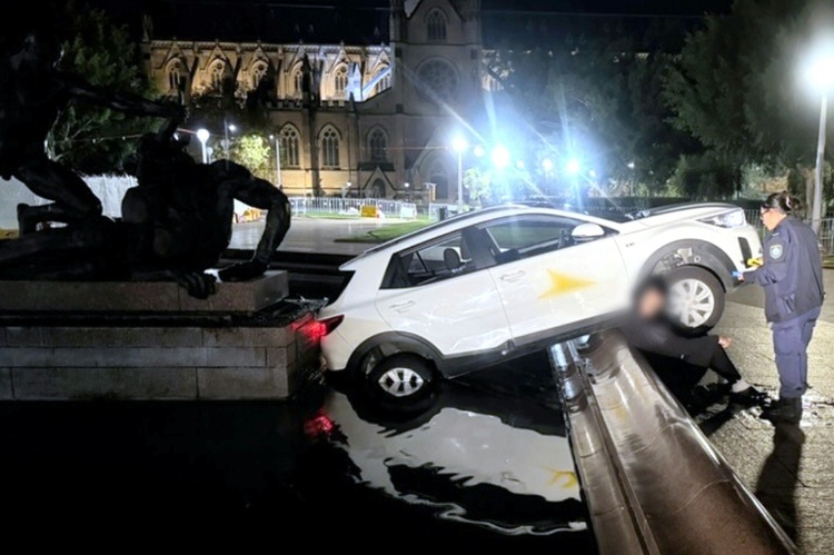 21-Jähriger in Sydney fährt in Brunnen - und isst sein Fast Food weiter