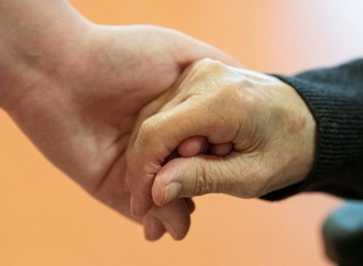 Warken legt Pflegereform vor - Kritik an Belastung von Betroffenen und Angehörigen