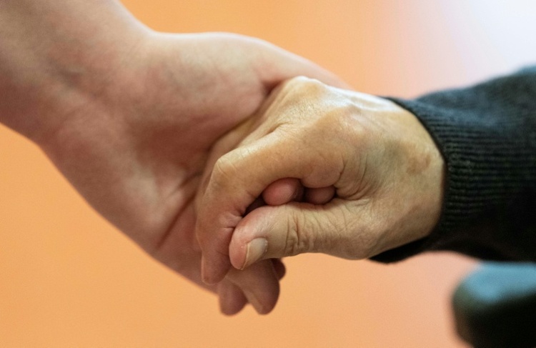 Warken legt Pflegereform vor - Kritik an Belastung von Betroffenen und Angehörigen