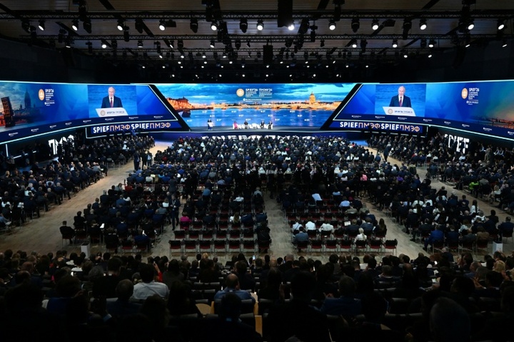 Massive Drohnenangriffe auf Russland - Putin empfängt Altkanzler Schröder im Kreml