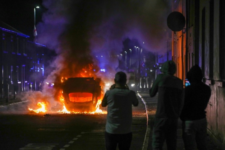 Ausländerfeindliche Proteste nach Messerangriff in Belfast eskalieren