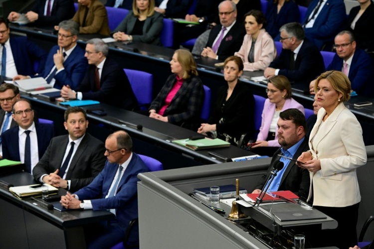 Heftige Kritik im Bundestag an Warkens Plänen für Gesundheitsreform