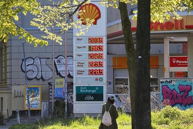 Stegner fürchtet Benzin-Rationierungen bei anhaltenden Kriegen