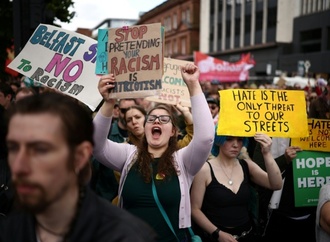 Nach ausländerfeindlichen Protesten: Tausende demonstrieren in Belfast gegen Rassismus