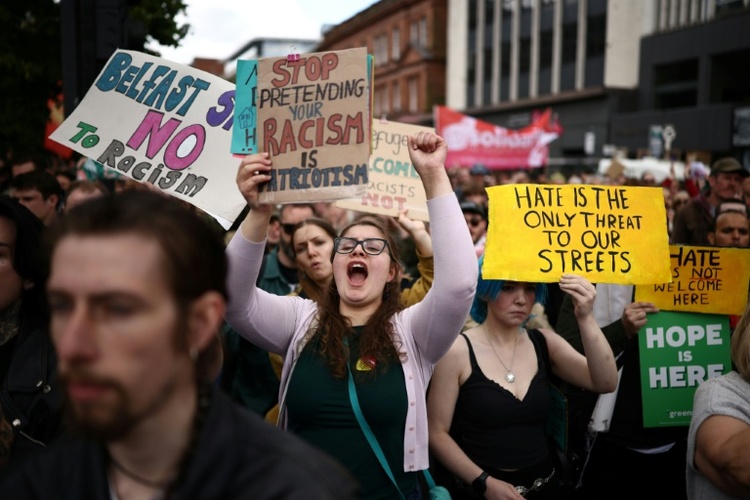 Nach ausländerfeindlichen Protesten: Tausende demonstrieren in Belfast gegen Rassismus