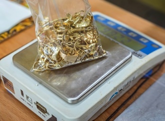 Trickdiebe tragen Kommode mit Gold- und Silberschmuck aus Wohnung von Seniorin