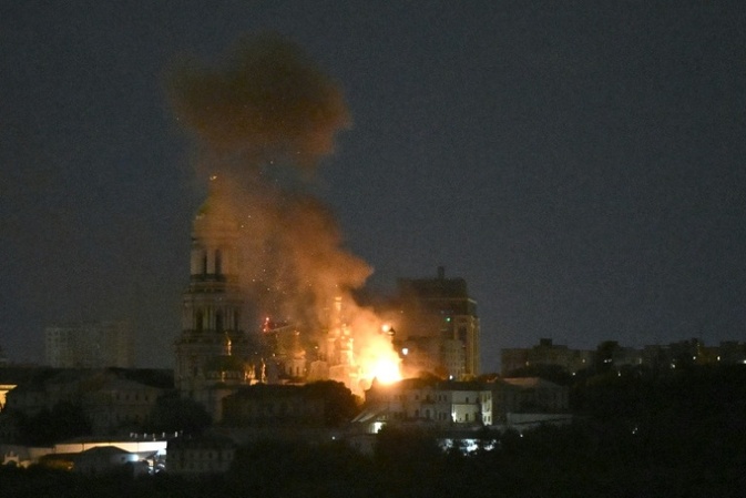 Ukrainische Regierung: Neun Tote und Kathedralenbrand in Kiew bei russischen Angriffen