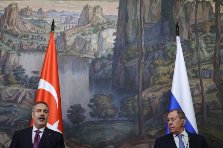 Türkischer Außenminister äußert sich in Moskau besorgt über 