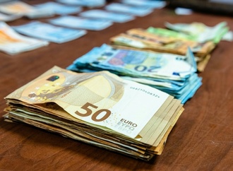 Geldwäscheverdacht: Grenzfahnder finden 850.000 Euro Bargeld in Kofferraum
