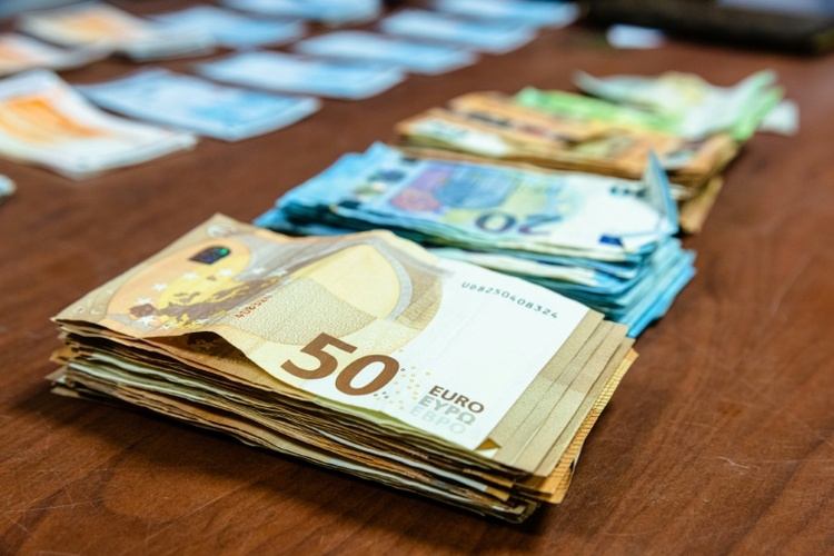 Geldwäscheverdacht: Grenzfahnder finden 850.000 Euro Bargeld in Kofferraum