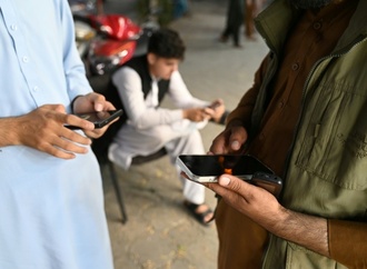 Beamte: Taliban verhängen Smartphone-Verbot für Regierungsmitarbeiter