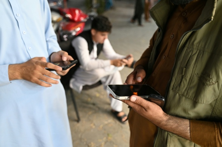 Beamte: Taliban verhängen Smartphone-Verbot für Regierungsmitarbeiter