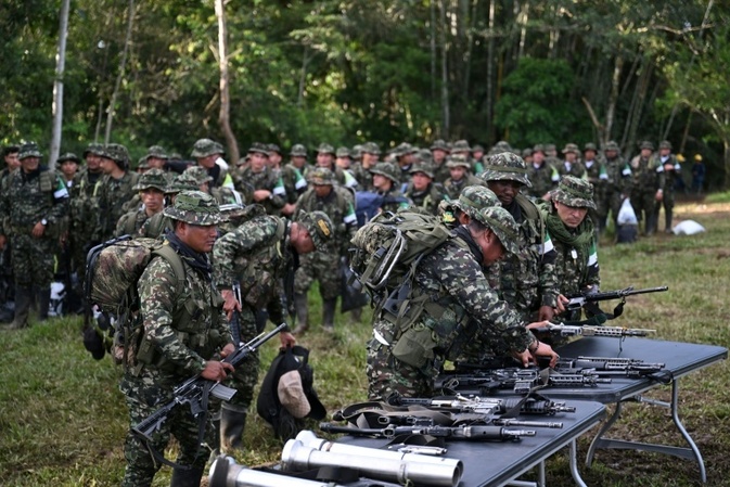 100 Guerilla-Kämpfer in Kolumbien legen ihre Waffen nieder