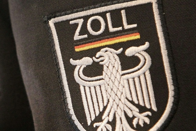 Frankfurter Flughafen: Zoll entdeckt lebende Schlangen in Reisekoffer