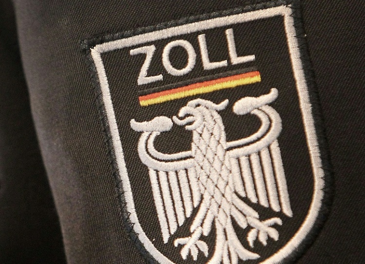 Frankfurter Flughafen: Zoll entdeckt lebende Schlangen in Reisekoffer