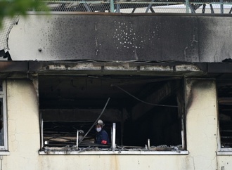 Zehn Verletzte bei Brand in Grundschule in Tokio - Kinder springen aus Fenstern