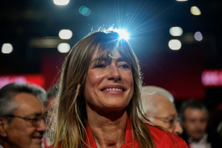 Ehefrau von spanischem Regierungschef Sánchez muss in Korruptionsprozess Pass abgeben