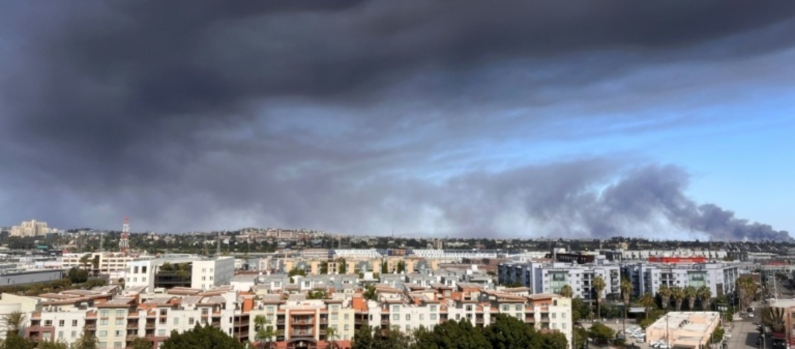 Behörden von Los Angeles rufen Ausnahmezustand wegen Brand in einem Lagerhaus aus