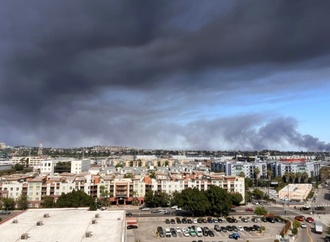 Behörden von Los Angeles rufen Ausnahmezustand wegen Brand in einem Lagerhaus aus