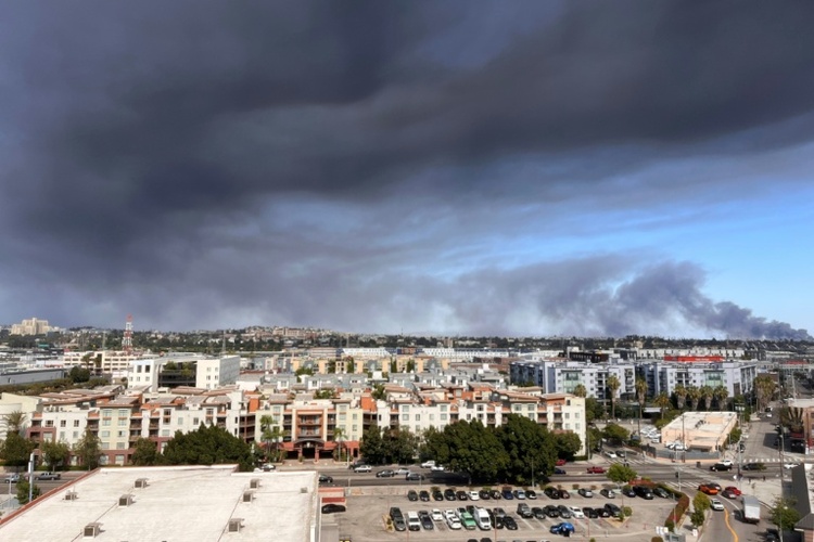 Behörden von Los Angeles rufen Ausnahmezustand wegen Brand in einem Lagerhaus aus