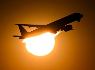 Abflug verzögert: Rettungskräfte versorgen hitzegeplagte Passagiere aus Flugzeug