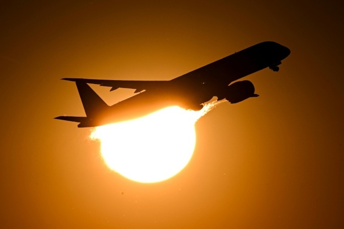 Abflug verzögert: Rettungskräfte versorgen hitzegeplagte Passagiere aus Flugzeug