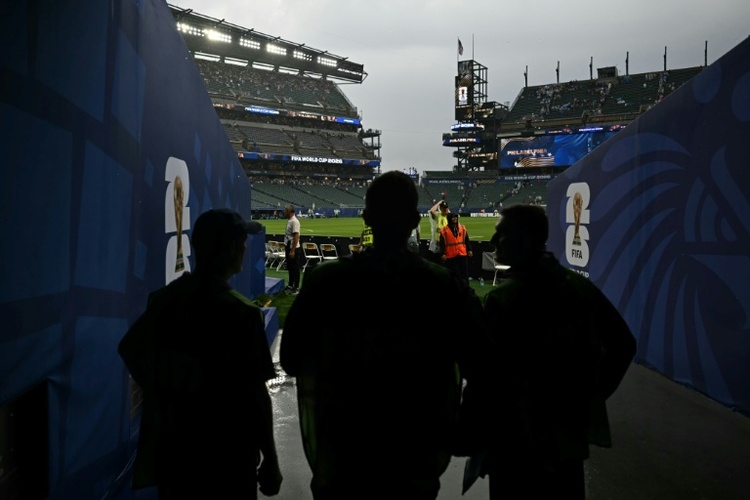 Gewitterwarnung: WM-Spiel in Philadelphia unterbrochen - Fans müssen Schutz suchen