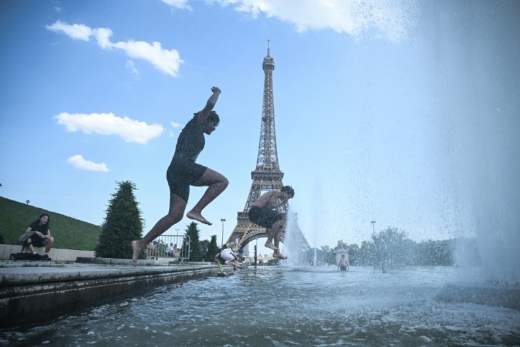 Hitzewelle in Frankreich: Eiffelturm schließt am Nachmittag vorzeitig