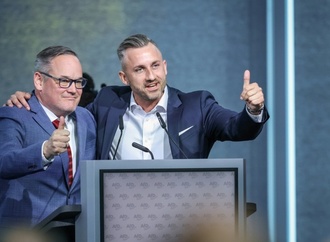 Foto mit erhobenem Arm: Rücktrittsforderungen an Sachsen-Anhalts AfD-Chef Reichardt