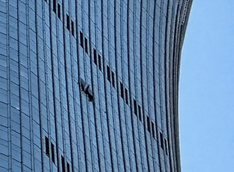 Peking: Offenbar Kleinflugzeug in höchstes Hochhaus in Chinas Hauptstadt geflogen