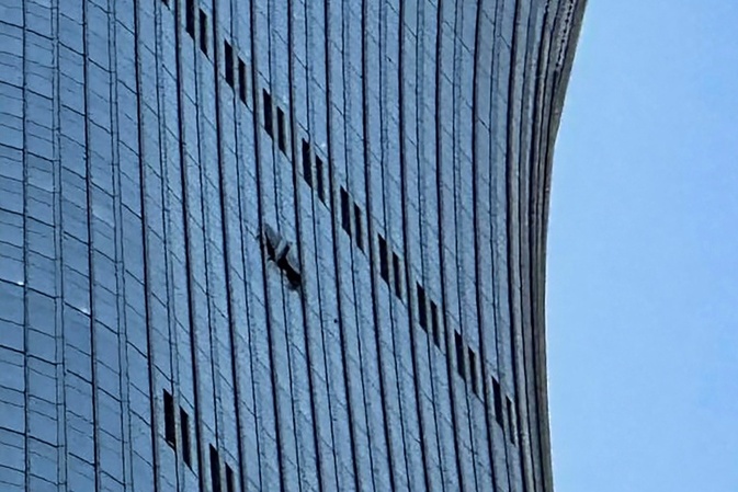 Peking: Offenbar Kleinflugzeug in höchstes Hochhaus in Chinas Hauptstadt geflogen