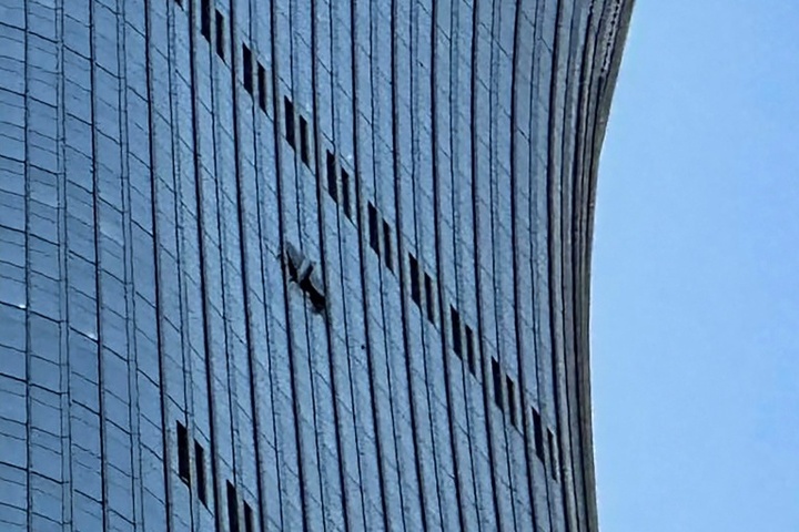 Peking: Offenbar Kleinflugzeug in höchstes Hochhaus in Chinas Hauptstadt geflogen