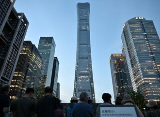 Kleinflugzeug in Hochhaus in Peking gekracht: Pilot tot und 13 Menschen verletzt