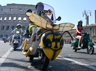 Tausende feiern in Rom 80 Jahre Vespa