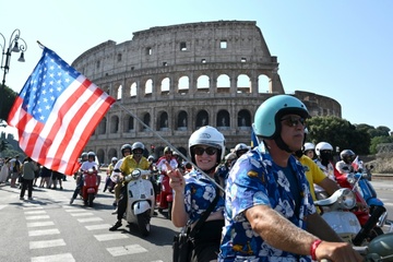 Tausende feiern in Rom 80 Jahre Vespa