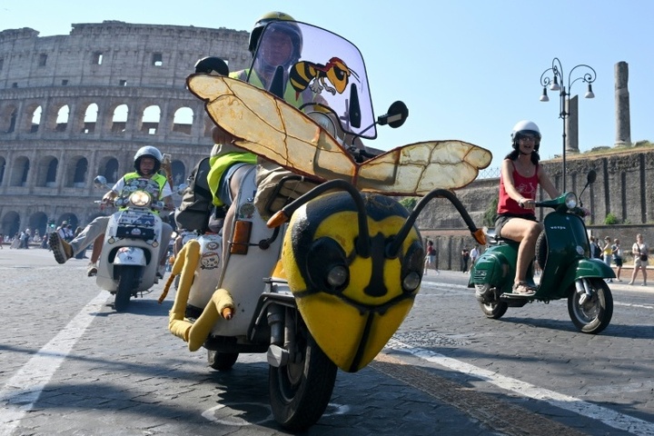 Tausende feiern in Rom 80 Jahre Vespa