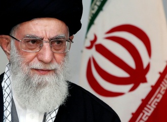 Leichnam von Chamenei zur Aufbahrung in die Mosalla von Teheran gebracht