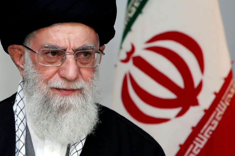 Leichnam von Chamenei zur Aufbahrung in die Mosalla von Teheran gebracht